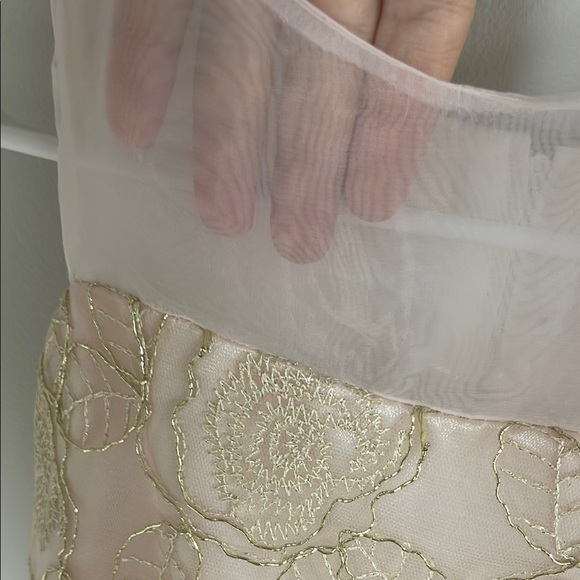 Elegant Pink and Gold Dress - Picture 5 of 9